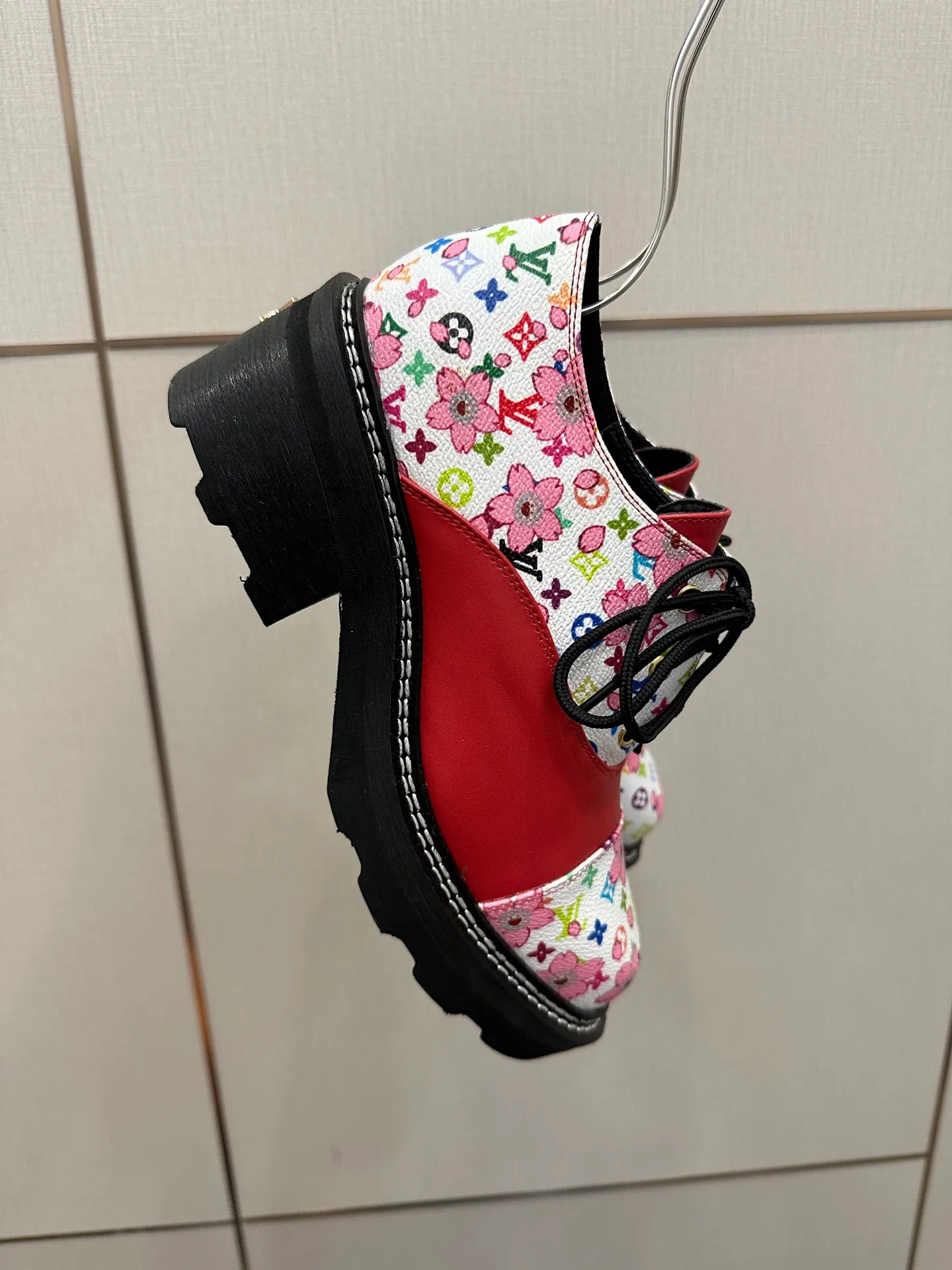 👟👟Ex-factory price 720👟👟 LOUIS VUITTON Louis Vuitton counter latest model top version LV inner cowhide material is real! Original 1:1 material reproduction! Modern and casual in one! Release a strong aura like a queen 🔥Capture everyone's attention instantly💃 Inner/foot pads: imported cowhide Fabric: cowhide Outsole: full genuine leather Code number: 35-41 (40, 41, 42 customizations are not returnable)